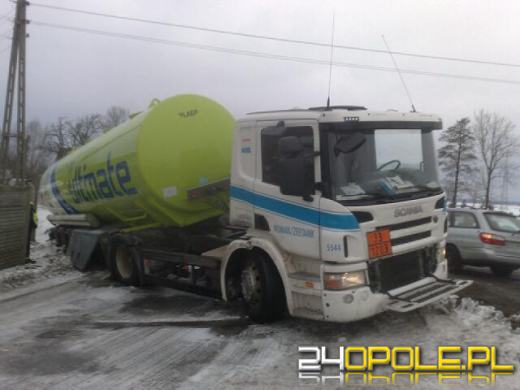 Cysterna zsunęła się z drogi
