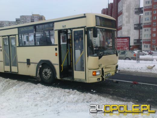 Autobus najechał na pojazd do nauki jazdy