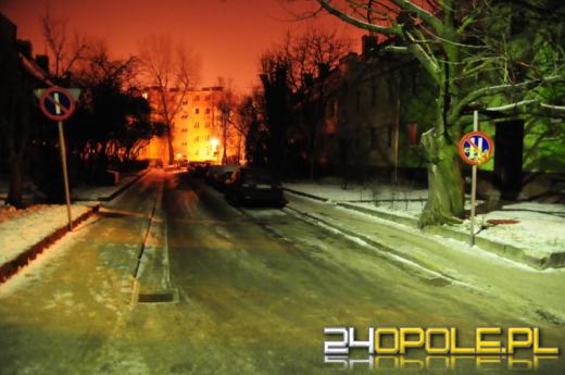 Nietypowe znaki na uliczce w centrum miasta