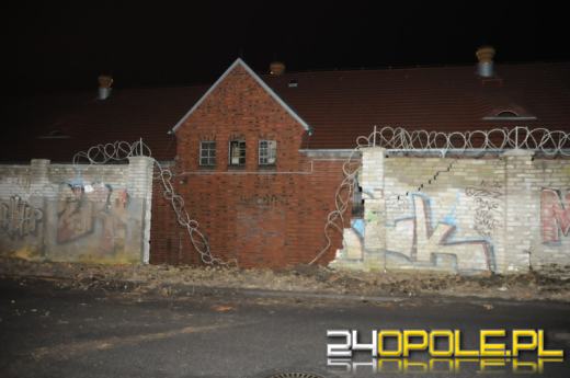 Audi staranowało ogrodzenie jednostki wojskowej