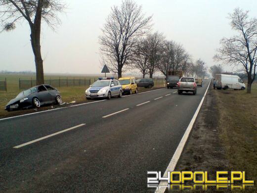 Wyprzedzał na podwójnej ciągłej, dachował w rowie