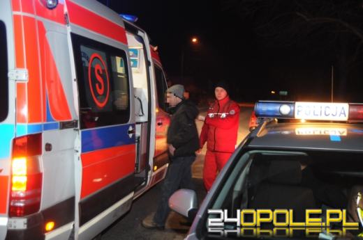 Zasnął za kierownicą i uderzył w drzewo