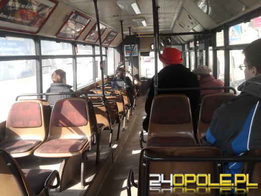 Tłok w autobusie miejskiej komunikacji