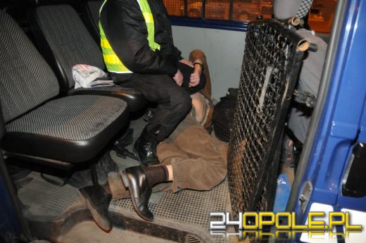 Pijany 48-latek skosił znaki i uciekał