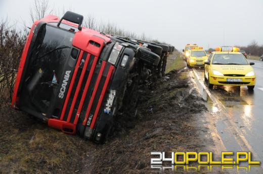 Ciężarówka wpadla do rowu na obwodnicy Opola