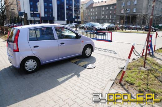 Mniej miejsc parkingowych przy uniwersytecie