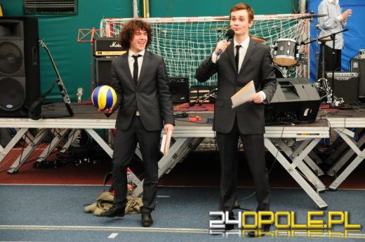 Licealiści pomagają budować studnię w Sudanie