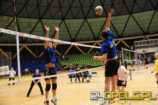 Grali w siatkówkę całą noc