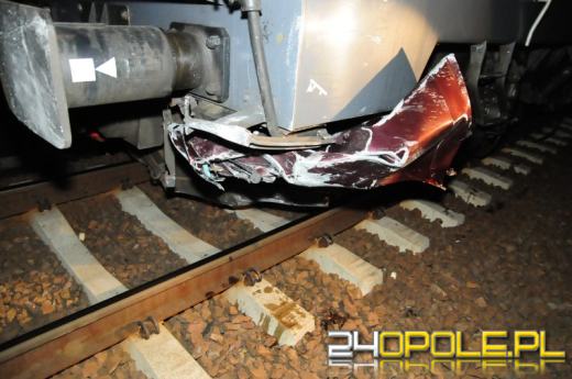 Samochód zmiażdzony przez dwa pociągi