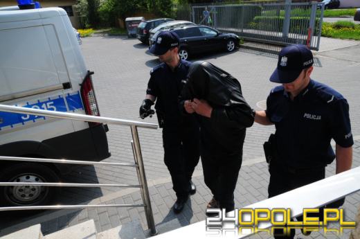 48-letni zboczeniec wstydzi się swojej twarzy