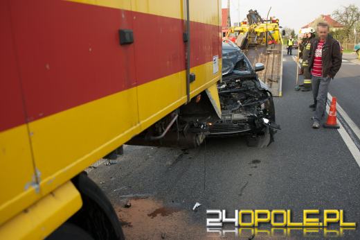 Ford zmiażdżony między dwoma ciężarówkami