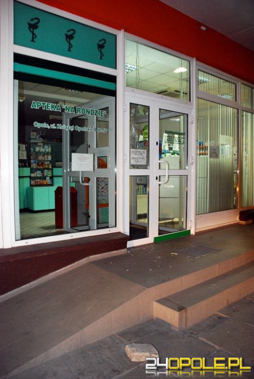 Nastoletni chuligani wybili szybę w aptece