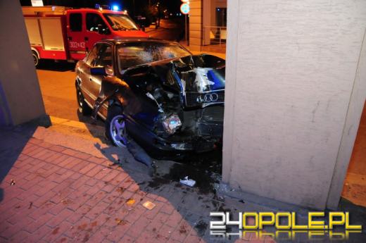 Pijany kierowca uderzył w filar