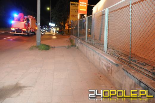 Pijany kierowca zakończył jazdę na latarni