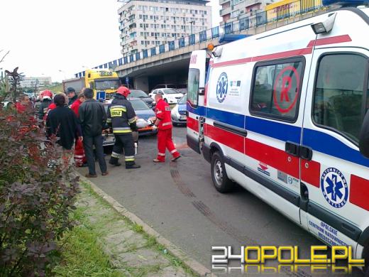 Kierowca renault na rondzie wjechał w "elkę"