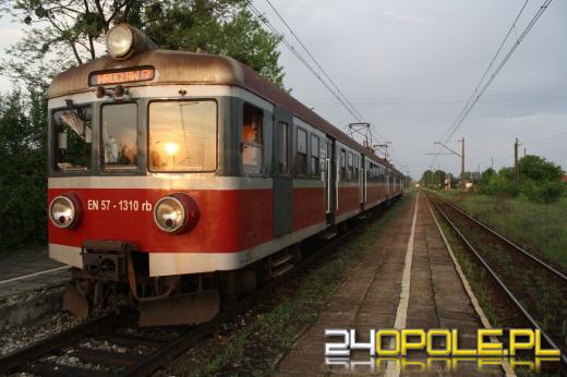 Pijana młodzież obrzuciła pociąg kamieniami