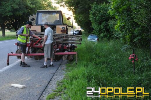 Wjechał w ciągnik i w drzewo. Skończyło się na mandacie
