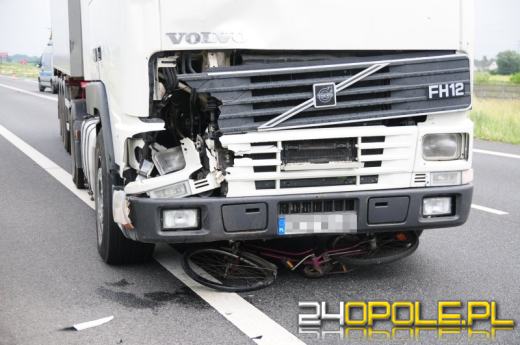 Rowerzysta wjechał pod koła ciężarówki