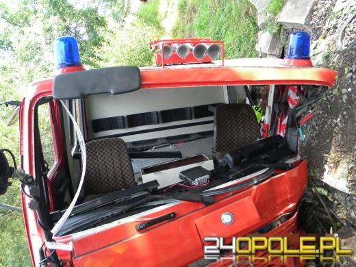 Wóz strażacki wylądował w rzeczce