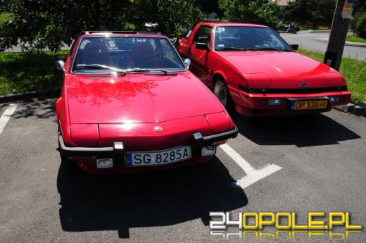 W Dobrzeniu Wielkim trwa zlot zabytkowych samochodów