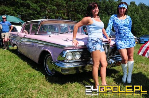 W Dobrzeniu Wielkim trwa zlot zabytkowych samochodów