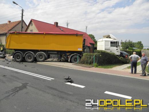 Ciężarówka staranowała zaparkowany samochód