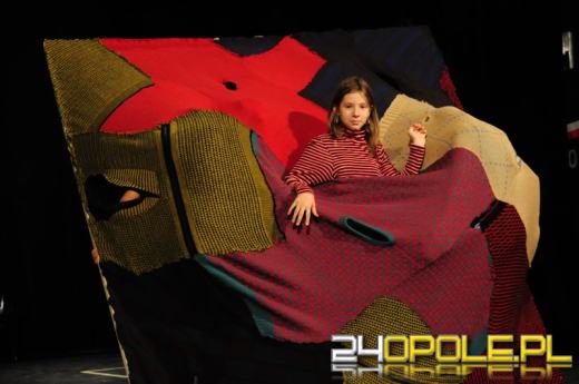 Młodzi aktorzy ćwiczą pod okiem zawodowców