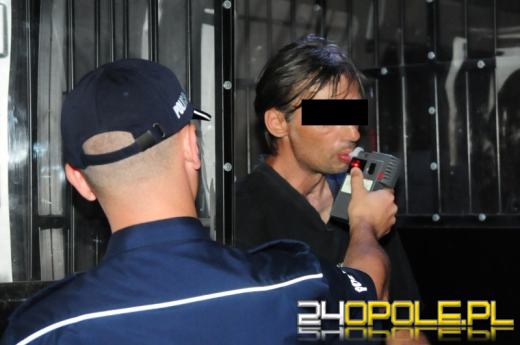 Pijany kierowca wpadł pod domem