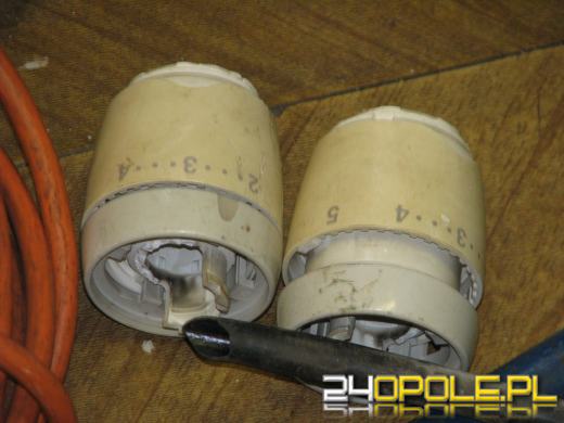 Włamywacz obrabia domy w budowie