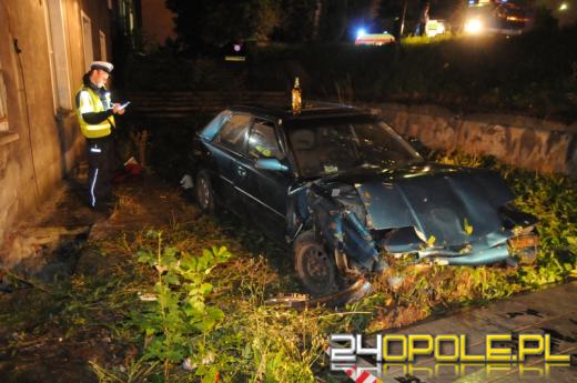 Samochód zatrzymał się na budynku