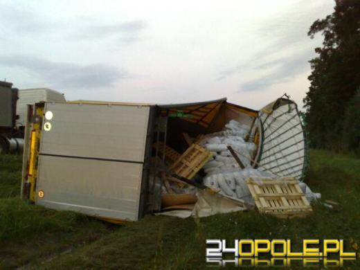 Ciężarówka przewróciła się na autostradzie