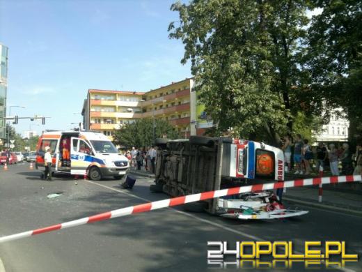 Samochód wjechał w karetkę, jadącą na sygnale