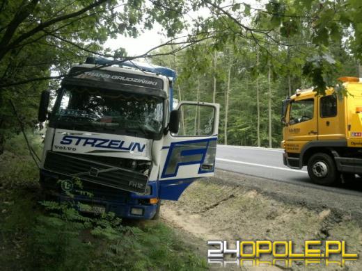 Ciężarowe volvo wjechało do rowu