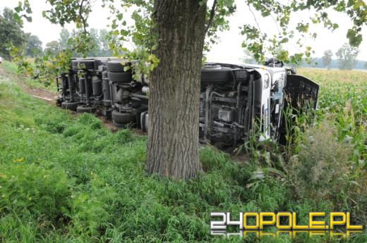 Zderzenie podczas wyprzedzania, ciężarówka w rowie