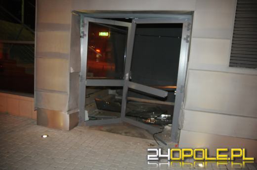 Wjechał BMW w drzwi kina