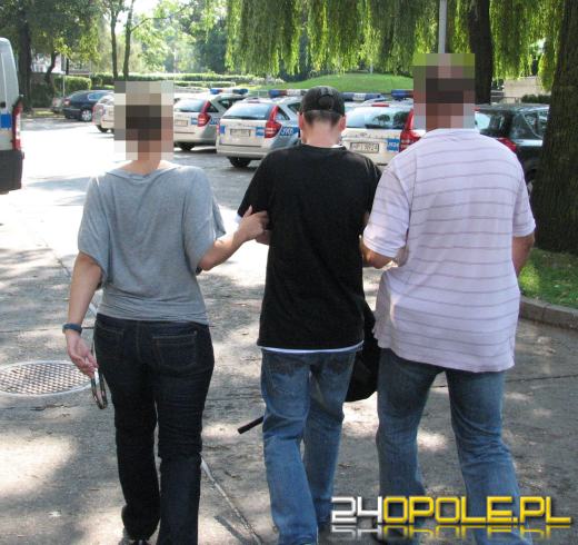 Dwie siostry zaatakowały i okradły 20-latkę