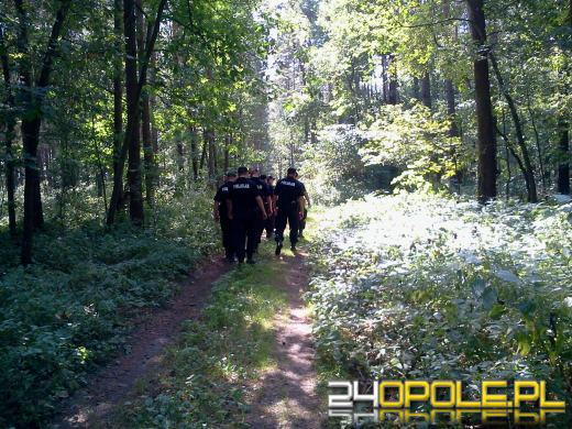 Kierowca pozostawił uruchomiony samochód, szukała go policja