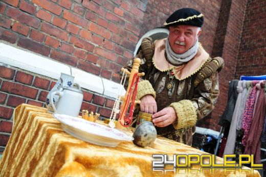 Trwa biesiada pod opolską katedrą 