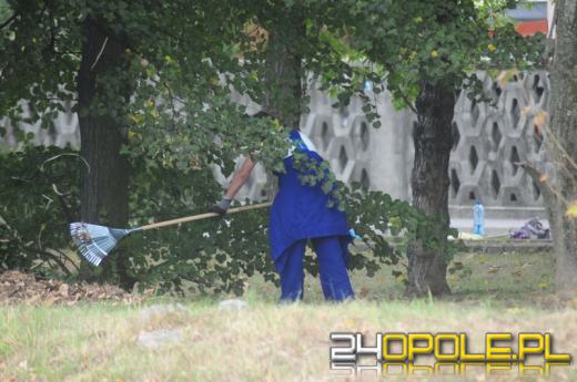 Bezdomni sprzątają Groszowice