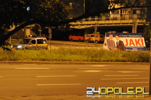 Wyborcza przyczepa zaparkowana na trawniku