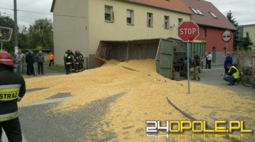 Ciężarówka wjechała w traktor, krajowa "94" zablokowana