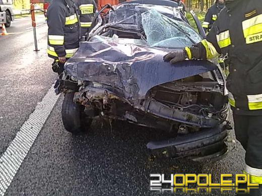  Kierowca renault uderzył w ciężarówkę i filar wiaduktu