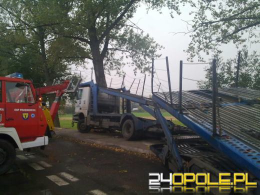 Ciężarówka wjechała w przystanek autobusowy