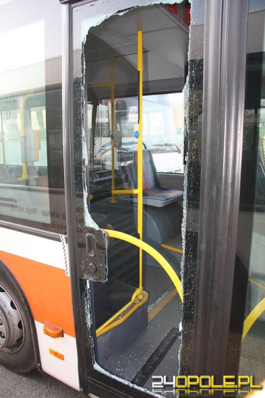 Chuligani obrzucili autobus kamieniami