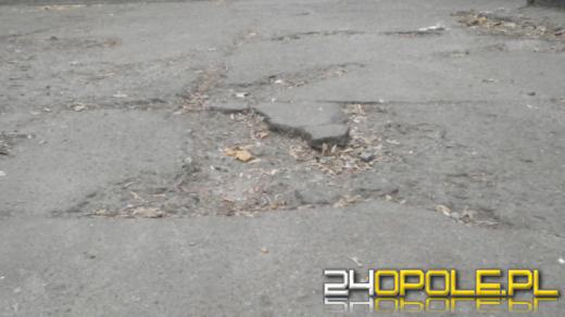 Zniszczony chodnik na 1 Maja. MZD obiecuje pomoc