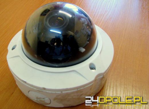 Nastolatek kradł jedną kamerę, a nagrywała go druga