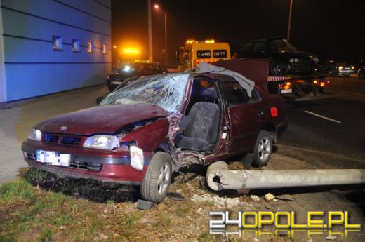 Młodzi kierowcy rozbili samochody na latarniach