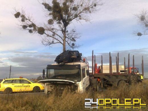 Ciężarówka zmiażdżyła samochód, jedna osoba jest ranna