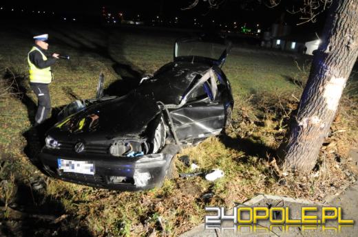 Szok! Kierowca po wypadku zawisł na drzewie