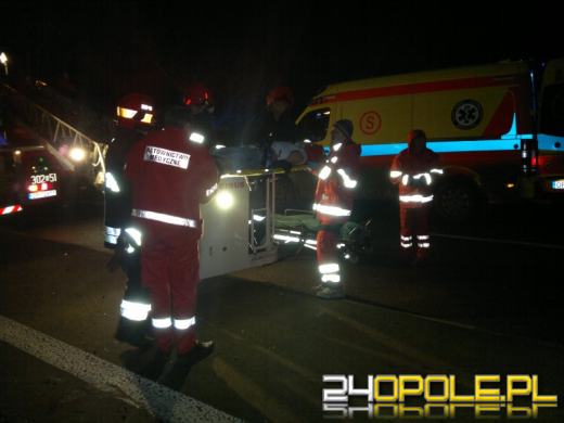 Szok! Kierowca po wypadku zawisł na drzewie